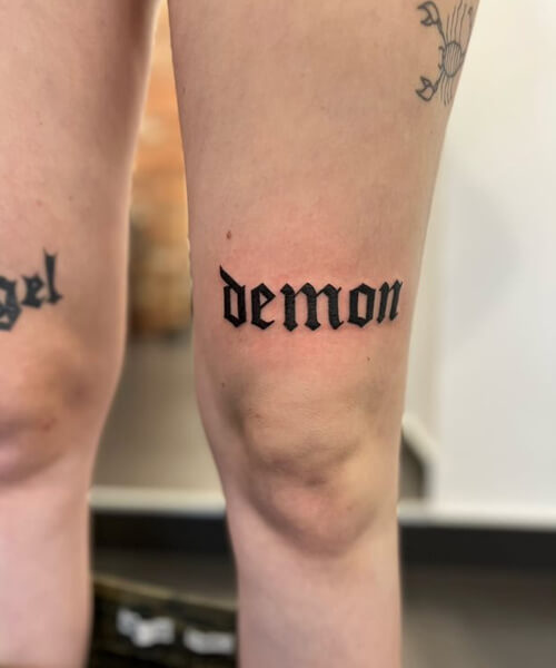 napis gotycki demon tatuaż