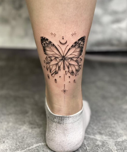 tatuaż z motylem na kostce
