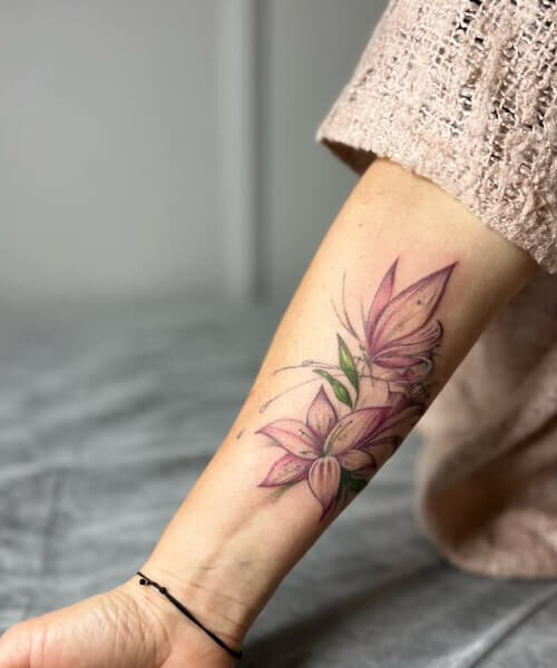 realistyczne lilie kwiaty tatuaż