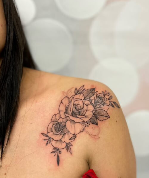 wzór kwiatowy na tatuaż na ramię