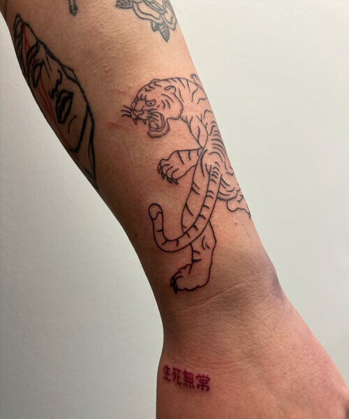 tatuaż tygrys w stylu linearnym