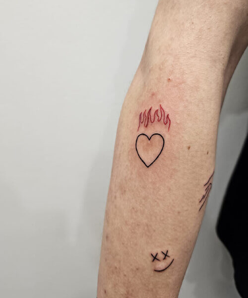 mały tatuaż na ręce serce