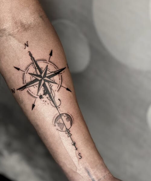 tatuaż męski na ręce kompas