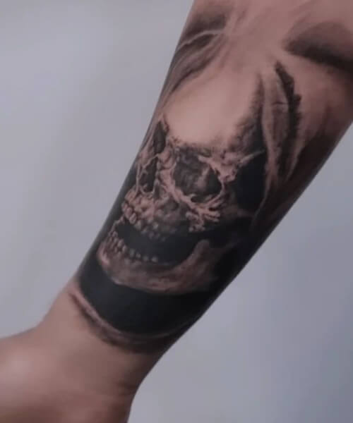 realistyczny tatuaż duża czaszka na ręce
