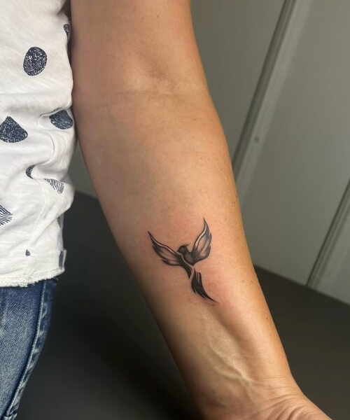 mały tatuaż na nadgarstku ptak feniks