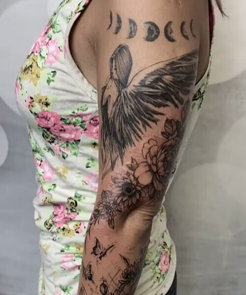 kobiecy tatuaż z aniołem
