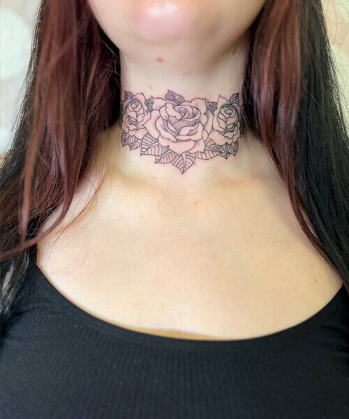 tatuaż wokół szyi róże realistyczne