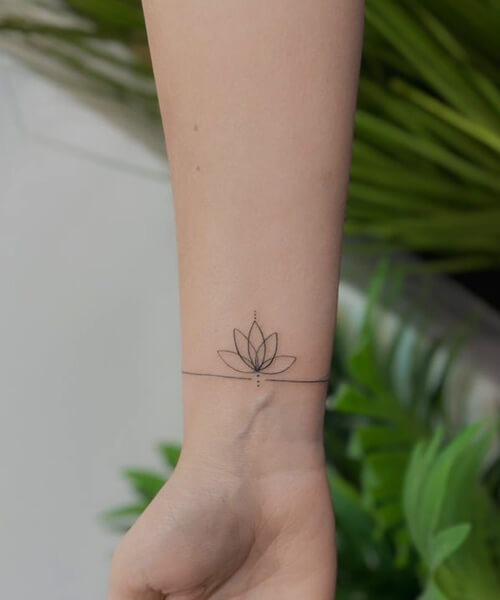 tatuaż bransoletka kwiat lotosu