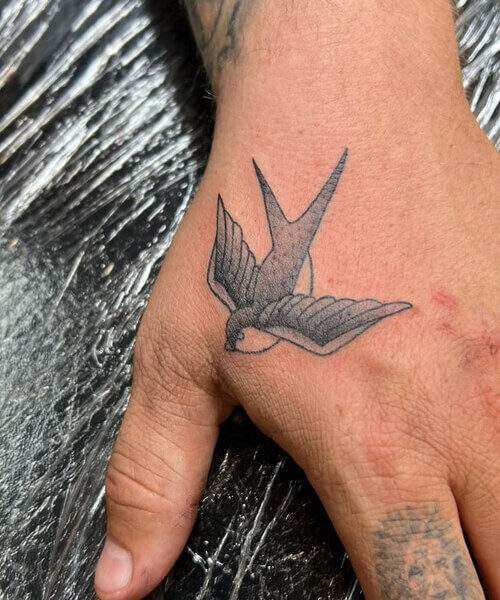 tatuaże na dłoni małe jaskółka