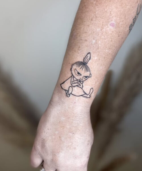 mały tatuaż dla kobiety na nadgarstku motyw bajki