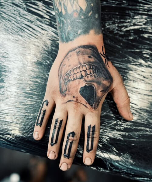 tatuaż dłoni czaszka na ręce