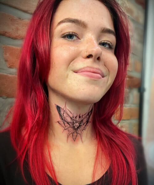 tatuaż na szyi ćma motyl