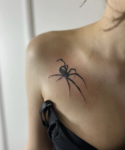 pająk tatuaż dla kobiety