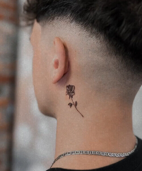 tatuaż róży za uchem