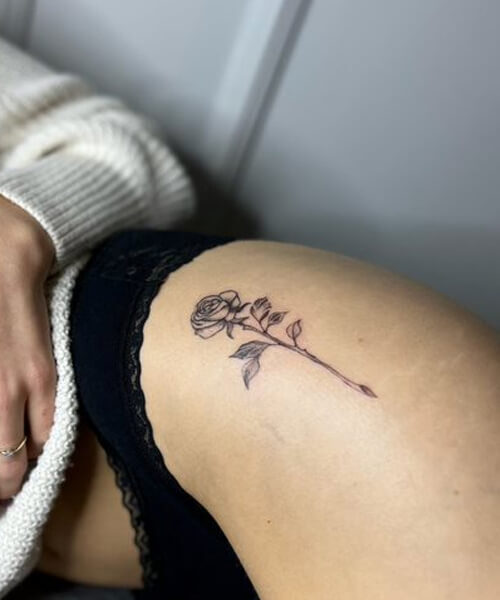 tatuaż kobiecy róża na biodrze